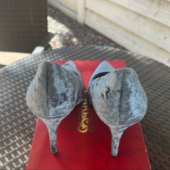 CARLOS SANTANA POSY SLATE/GRAY VELVET PUMPS Sz  8 1/2 - Picture 3 of 4
